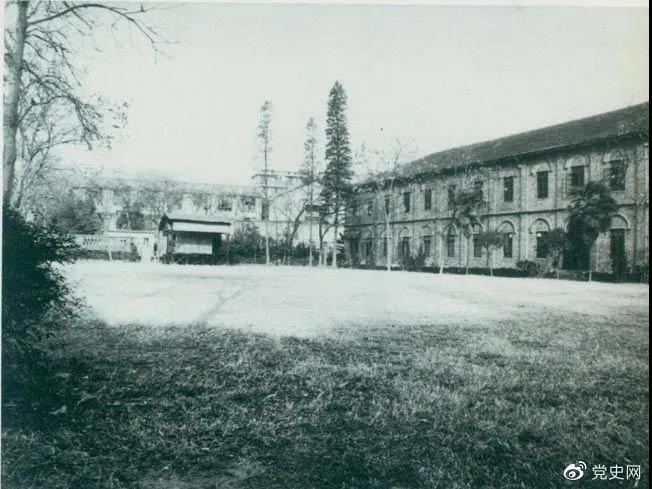　　1927年3月18日，毛澤東出席在武昌舉行的河南武裝農(nóng)民代表大會，并作湖南農(nóng)運狀況報告。圖為大會會場——武昌農(nóng)講所大操場。