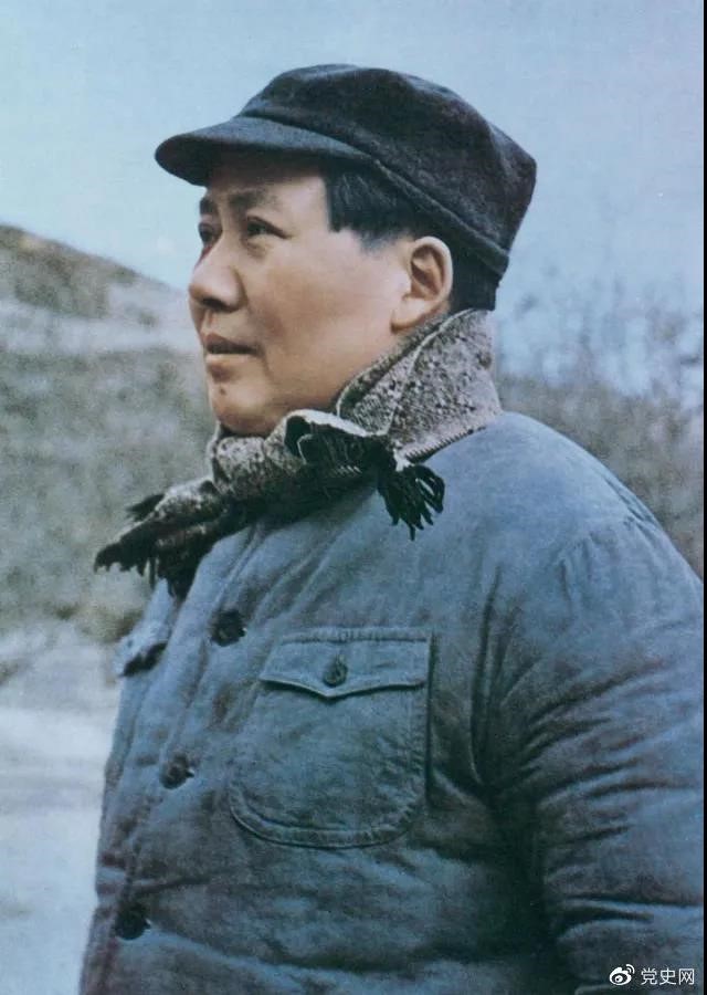 　　1947年3月18日，中共中央機關(guān)主動撤離延安。毛澤東和周恩來、任弼時等繼續(xù)留在陜北，指揮全國人民解放戰(zhàn)爭。這是轉(zhuǎn)戰(zhàn)陜北前夕的毛澤東。